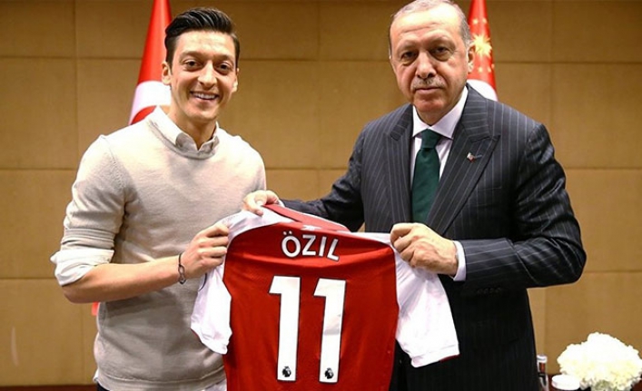 Mesut Özil: Kiminle fotoğraf çektireceğime karar vermekte özgürüm